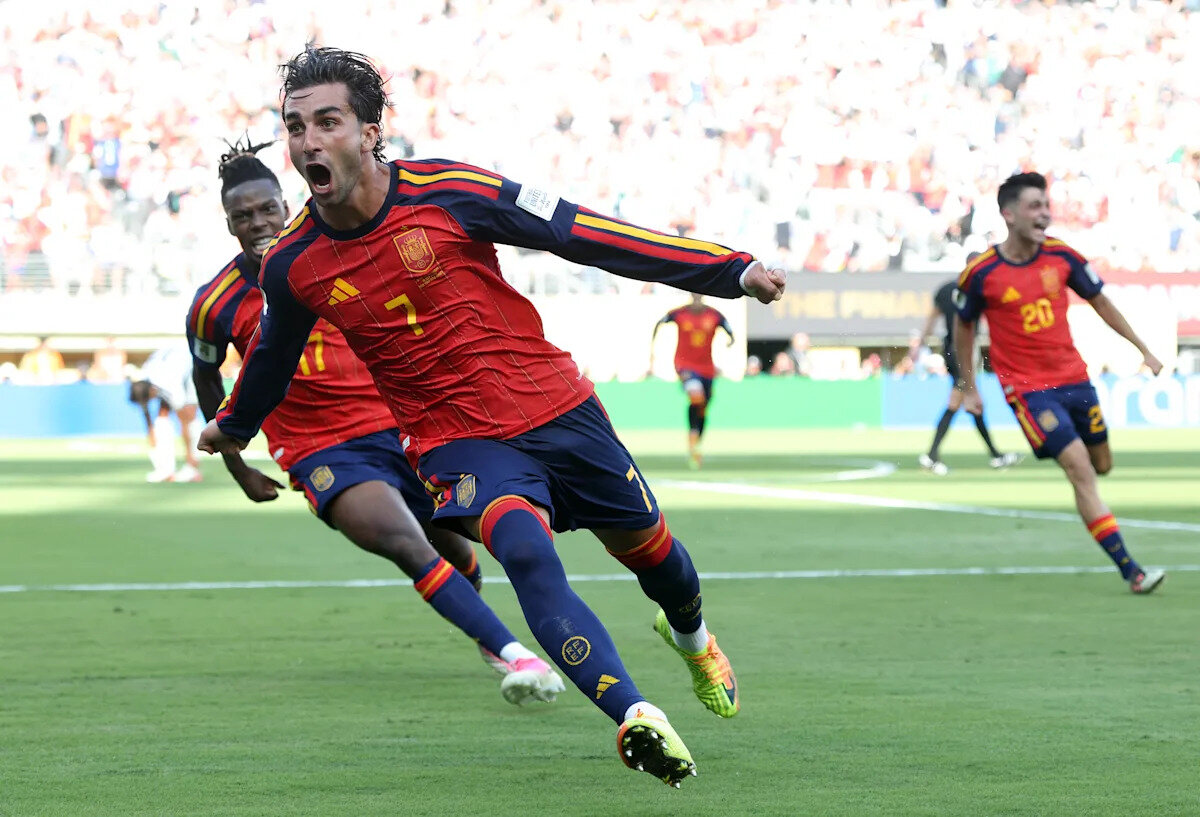 Spain suffocates Lionel Messi and Argentina, wins World Cup on Ferran Torres' extra-time winner - Yahoo Sports