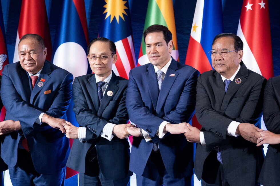 Iran's demands over the Strait of Hormuz would set a dangerous precedent, Rubio tells Asian leaders - AP News
