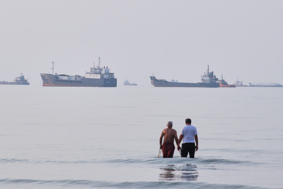 As US strikes bridges in Iran, it targets a water desalination plant in Kuwait - AP News