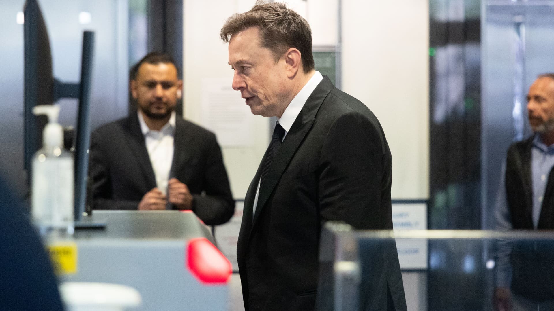 Elon Musk and Sam Altman spar on X after Apple files OpenAI lawsuit - CNBC