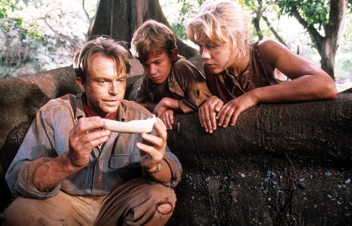 'Jurassic Park' child stars pay tribute to Sam Neill: 'He was still rooting for me 33 years later' - Yahoo