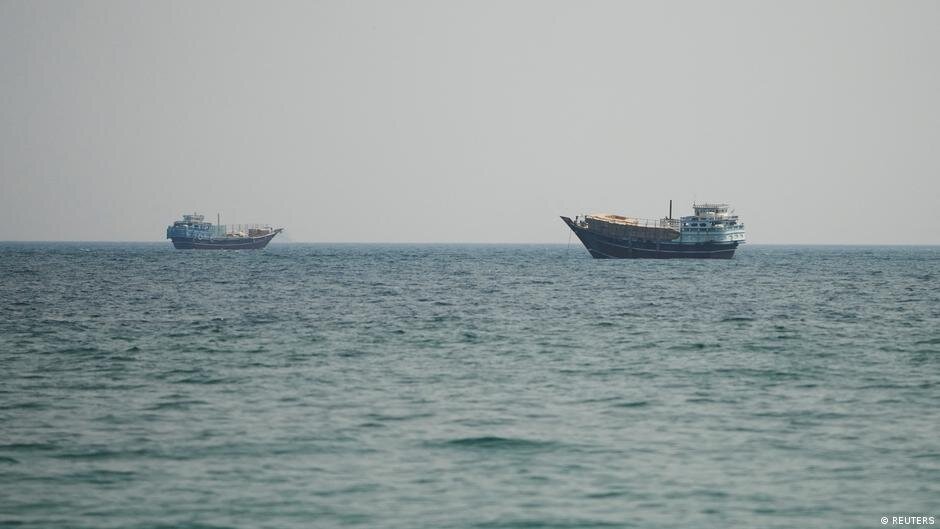 Iran closes Strait of Hormuz, US launches fresh strikes - dw.com