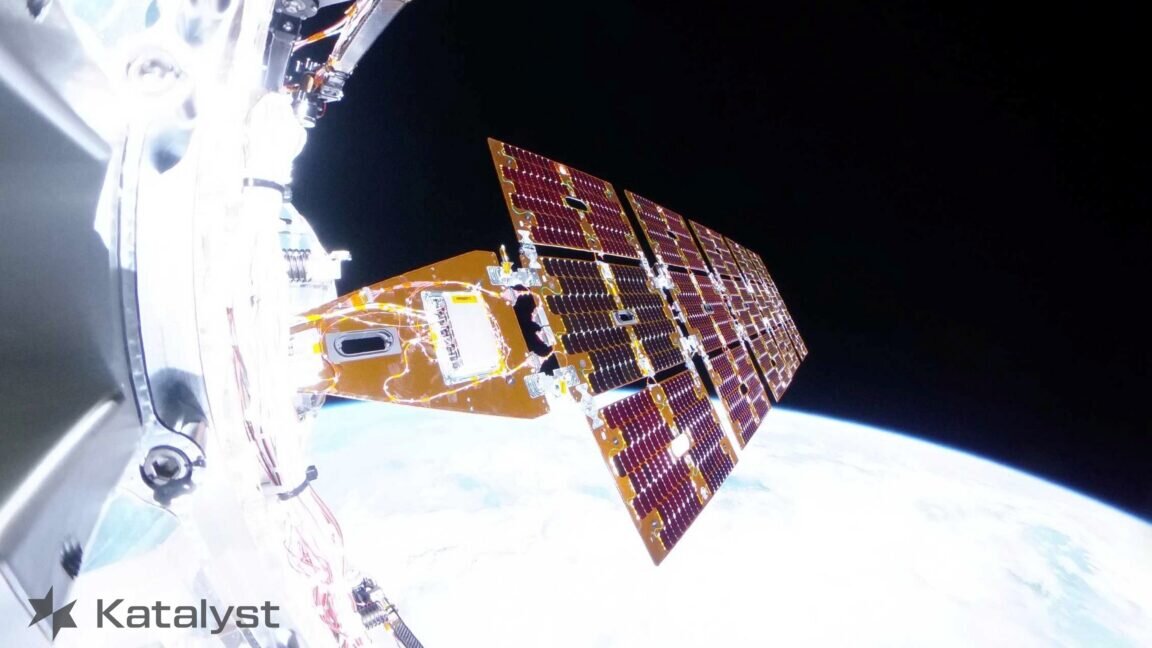 Reaction wheel failures leave Swift rescue mission spinning in orbit - Ars Technica