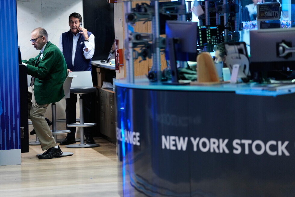 Oil prices and stock markets worldwide hold steadier as AI stocks climb - AP News