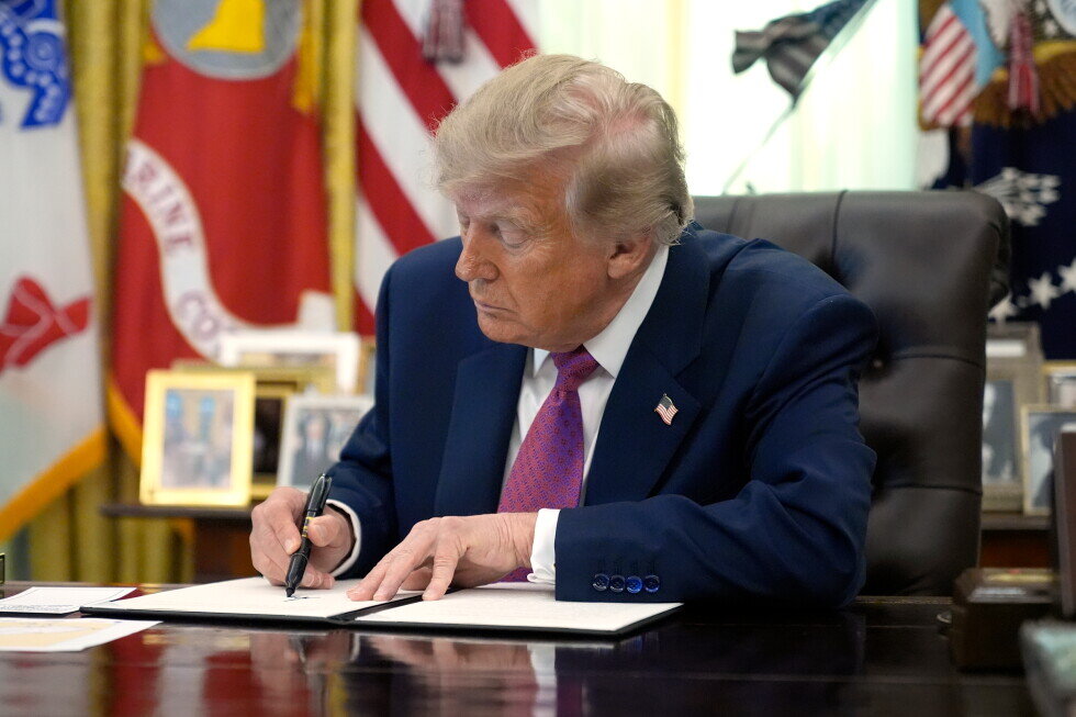 Trump signs order renaming Lake Ontario as ‘Lake America’ in the United States - AP News
