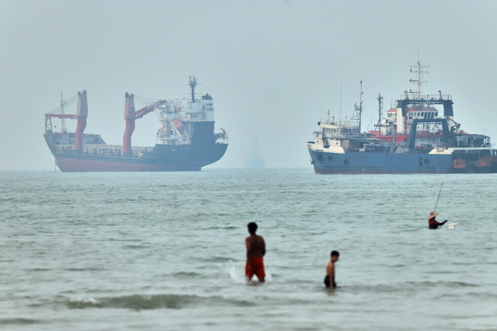 Iran and Oman working on plan to reopen the Strait of Hormuz, and other Mideast developments - AP News