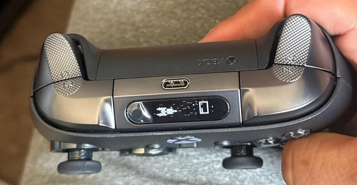 Xbox Elite 3 prototype pad leaks with tiny built-in screen - The Verge