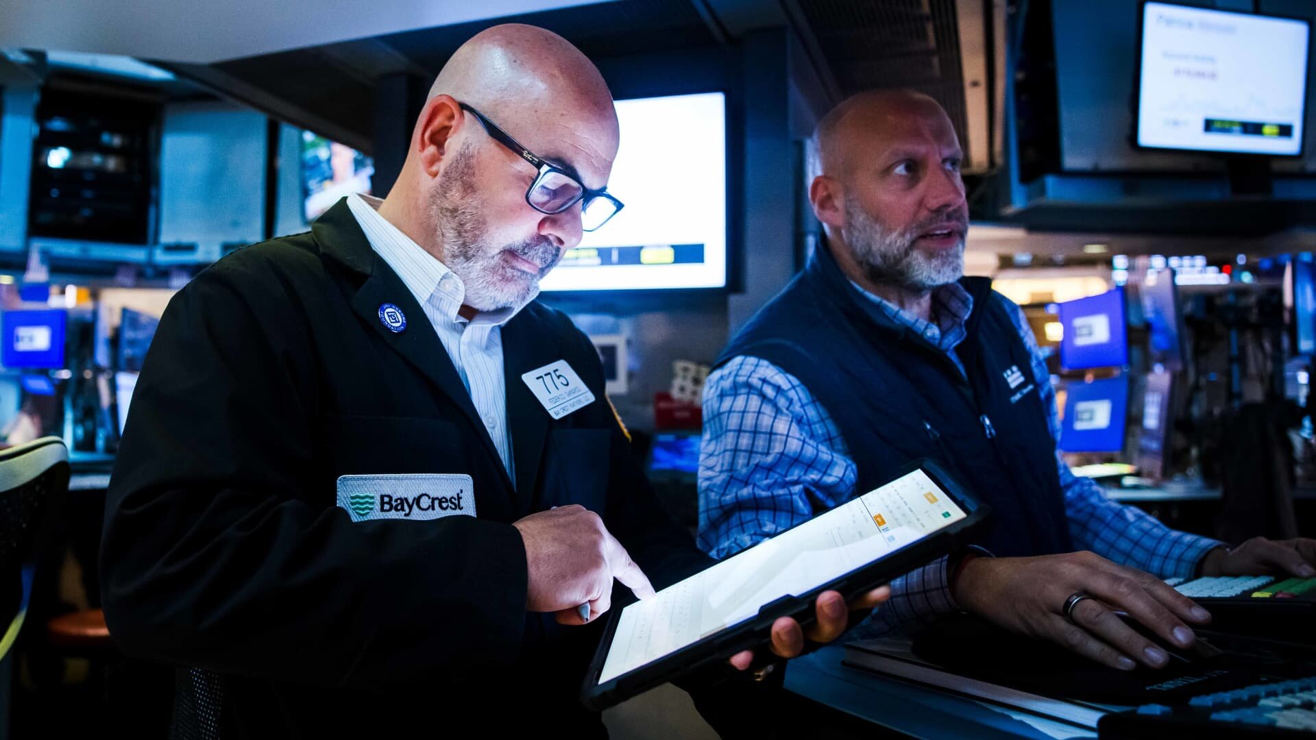 S&P 500 closes lower, but posts third straight weekly gain: Live updates - CNBC