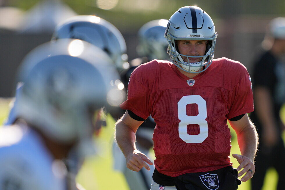 Raiders suspend Kirk Cousins and Maxx Crosby from team drills after practice fight - AP News