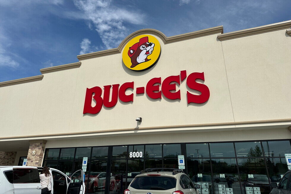 Buc-ee’s chain draws outcry in Ohio for launching fight over a mini mart’s beaver logo - AP News