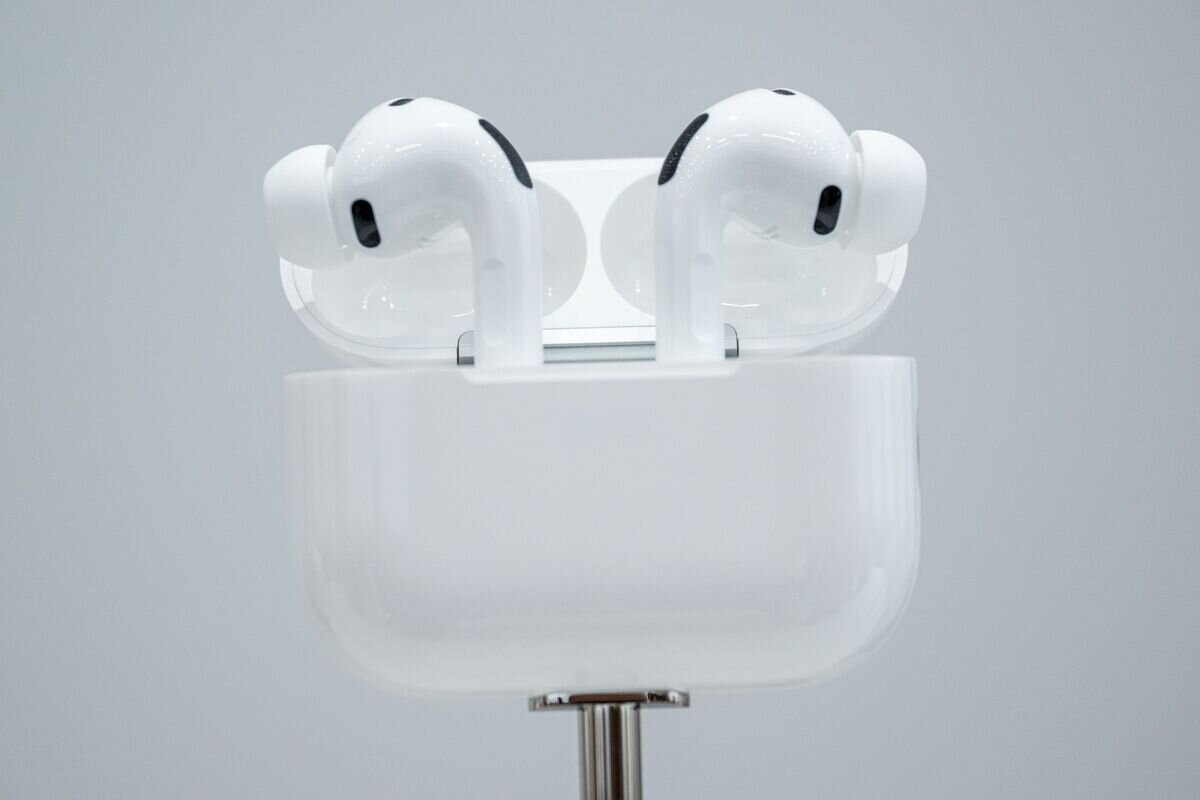Apple’s Camera-Equipped AI AirPods Remain on Track for 2027 Despite Video Leak - Bloomberg.com