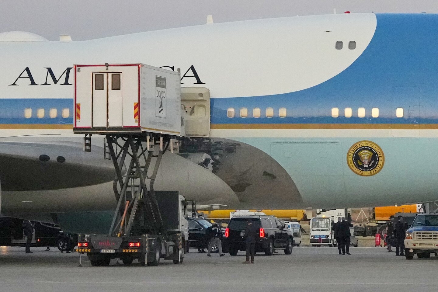Close Trump aides — but no Cabinet officials — made secret catering truck move - washingtonpost.com