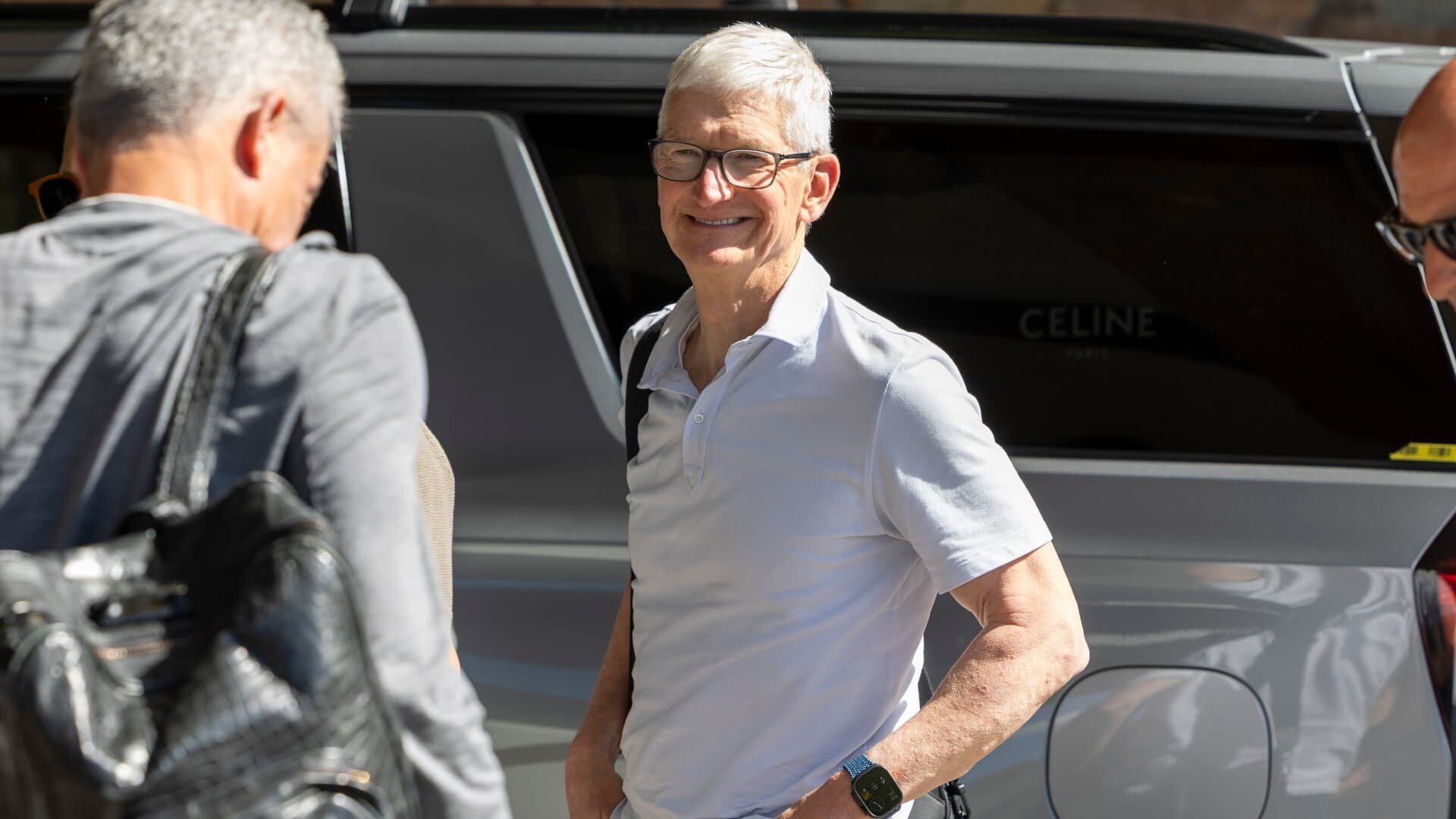 Tim Cook sees Apple's hybrid AI strategy as a 'competitive weapon' - CNBC
