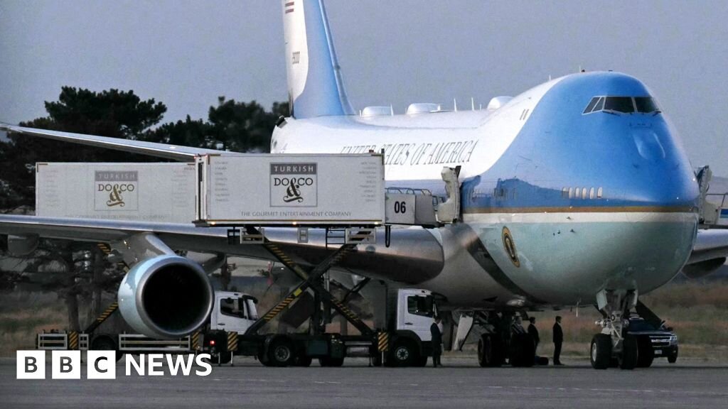 Trump hid in catering truck in secret plane swap over Iran threat, reports say - BBC