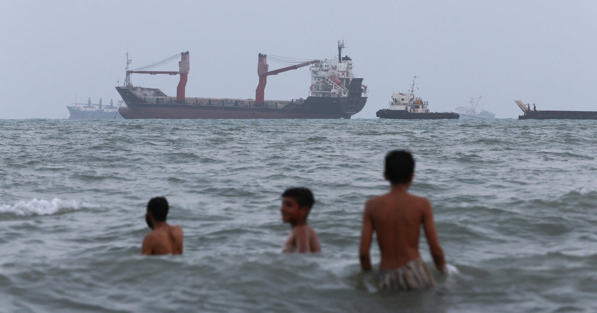 Live Updates: Iran and Oman edge toward temporary Strait of Hormuz reopening plan, but Tehran insists U.S. lift blockade - CBS News