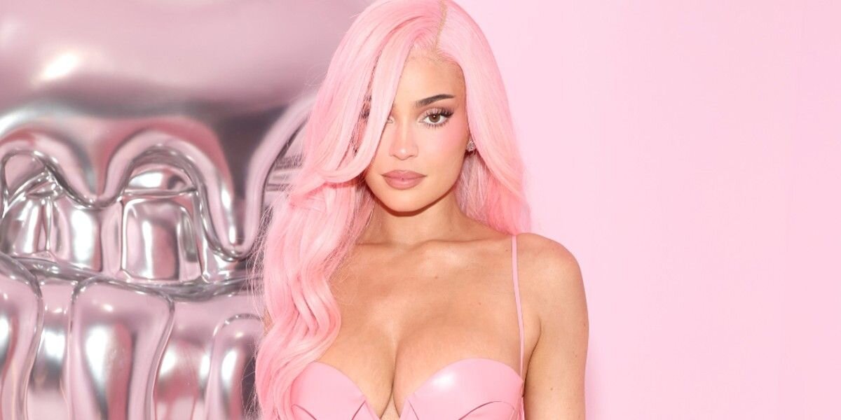 Kylie Jenner Stuns in Plunging Bodycon Dress and Feathery Kitten Heels for Early 29th Birthday Celebration - instyle.com
