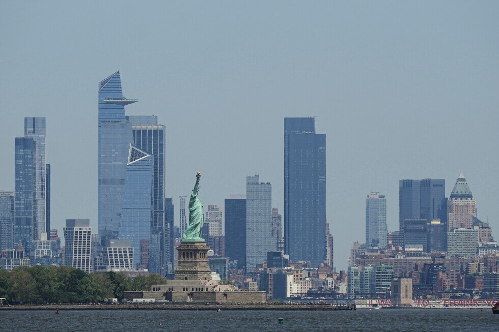 Boat capsizes in New York Harbor, woman and 5-month-old baby die - AP News