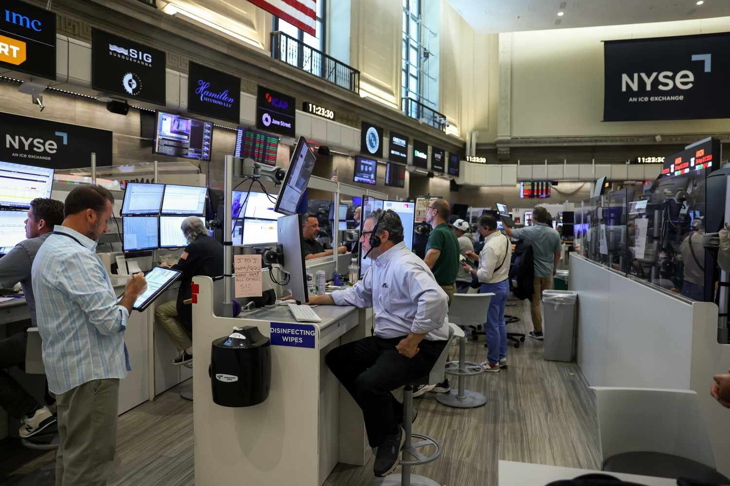 Stock Market Today: Indexes Mixed in Early Trading After S&P 500, Nasdaq Notch 3rd Straight Week of Gains; Memory Shares Outperform - Investopedia