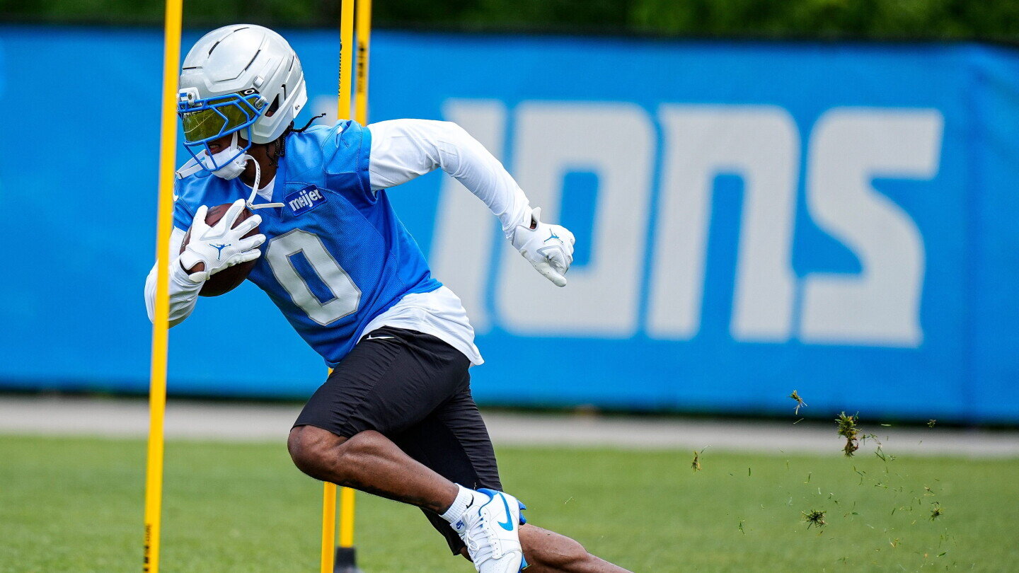 Lions held firm at a bump above Bijan Robinson for Jahmyr Gibbs - NBC Sports