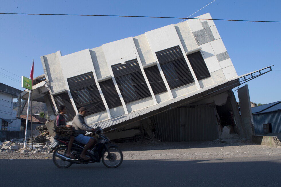 Thousands in Indonesia await aid after quake kills 68, overshadowing Independence Day - AP News