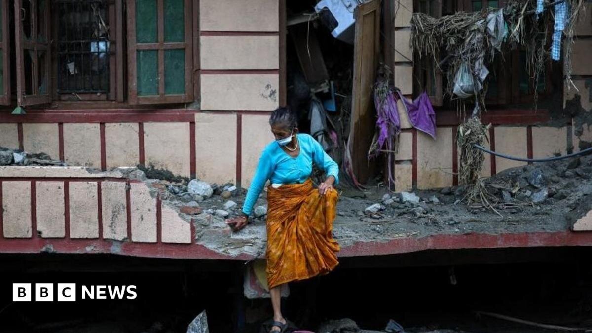 Nepal floods latest: Death toll exceeds 700 as terrain and rains make aid delivery 'extremely difficult' - BBC