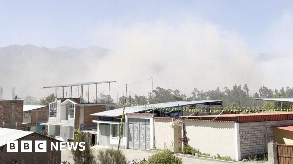 Peru earthquake damages buildings and causes power cuts - BBC