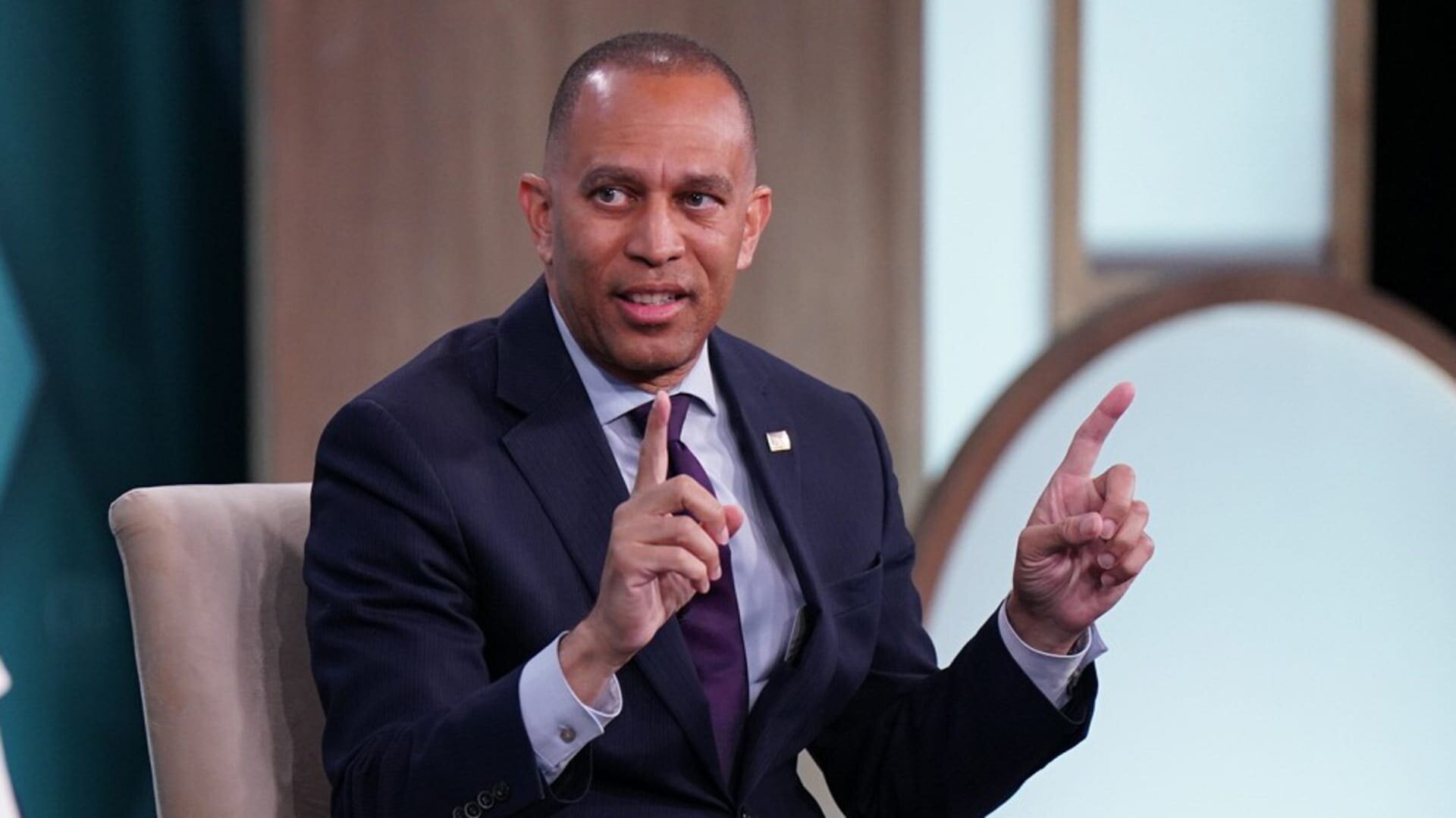 Democratic House leader Jeffries meets with Jared Kushner as midterms loom - CNBC