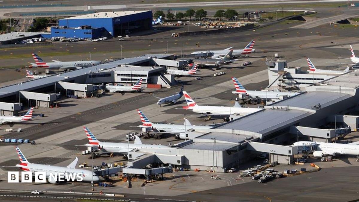 Flights delayed at major US airports after cable cut by construction workers - BBC
