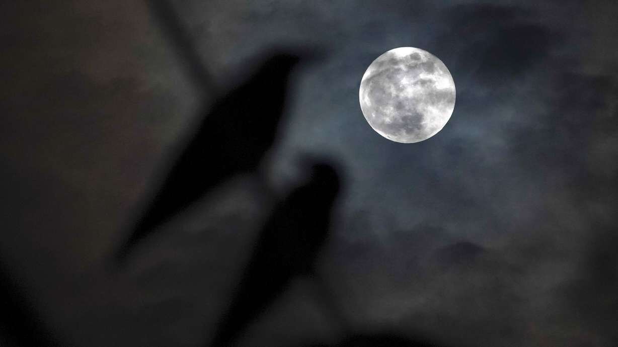 The harvest moon pairs up with Saturn for a 2-for-1 celestial display - KSL.com