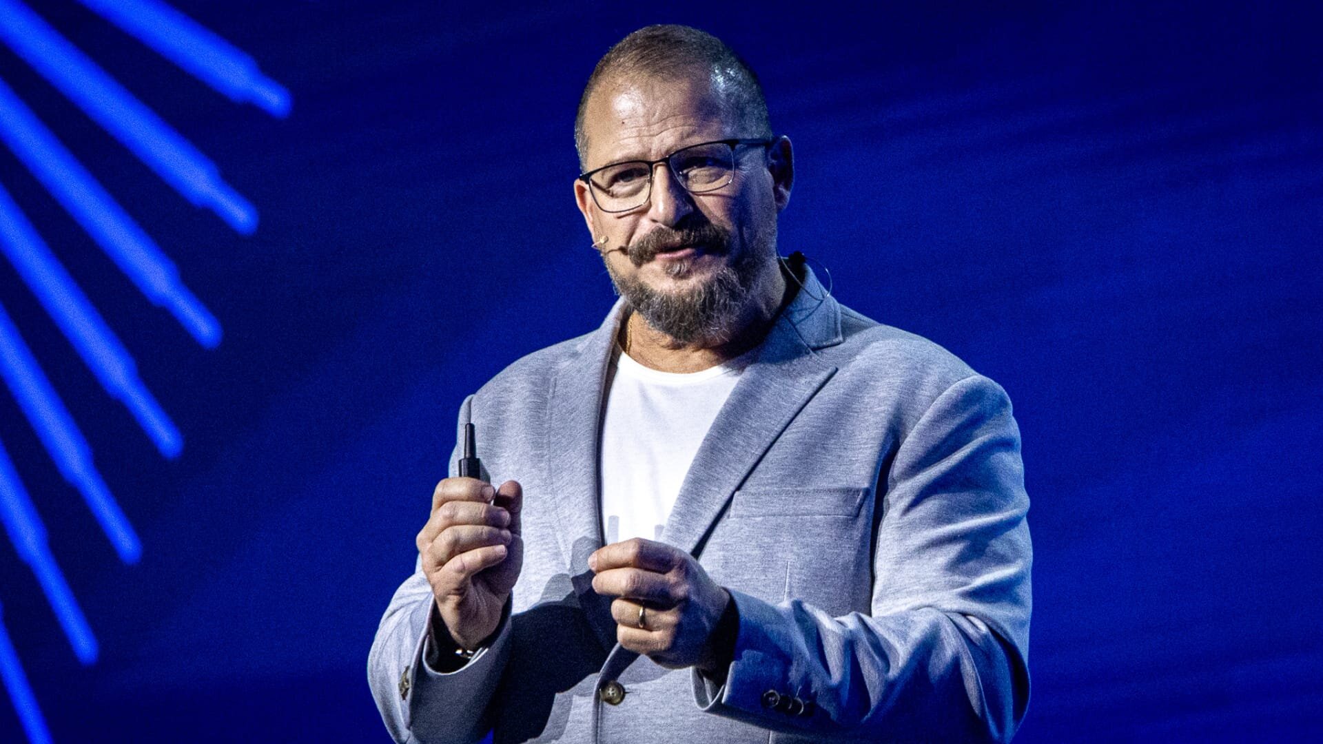Qualcomm releases Android chip built for AI as memory shortage weighs on smartphone market - CNBC