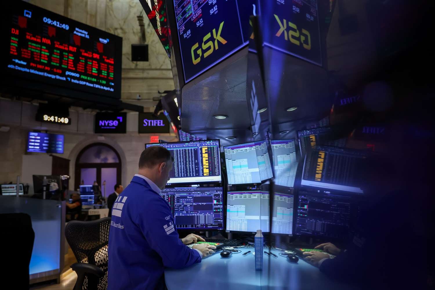 Stock Market Today: Major Indexes Pull Back to Begin New Trading Month as Tech Stocks Drop; Oil Prices, Treasury Yields Jump - Investopedia