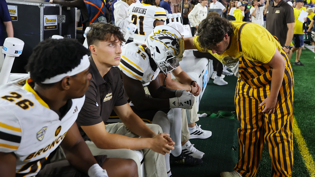 Acceptance over outrage: Inside how Western Michigan leaders dealt with controversial loss to Michigan - CBS Sports