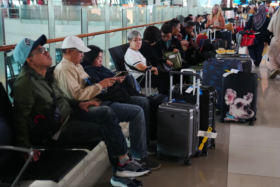 Indonesia cancels flights at Jakarta airport as Anak Krakatau volcano erupts - AP News