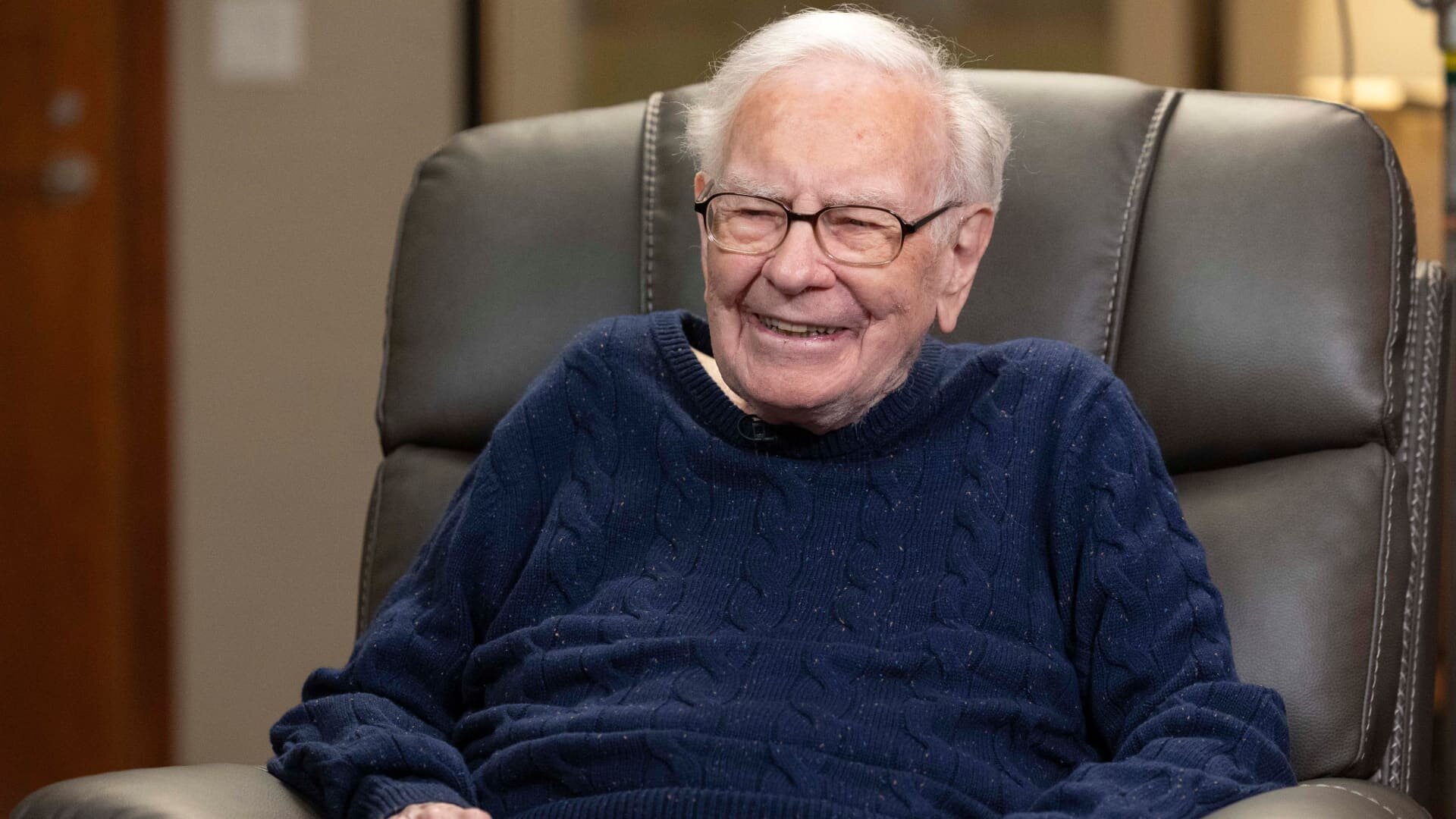 Warren Buffett stepping down as chairman of Berkshire Hathaway: 'Father Time always wins' - cnbc.com