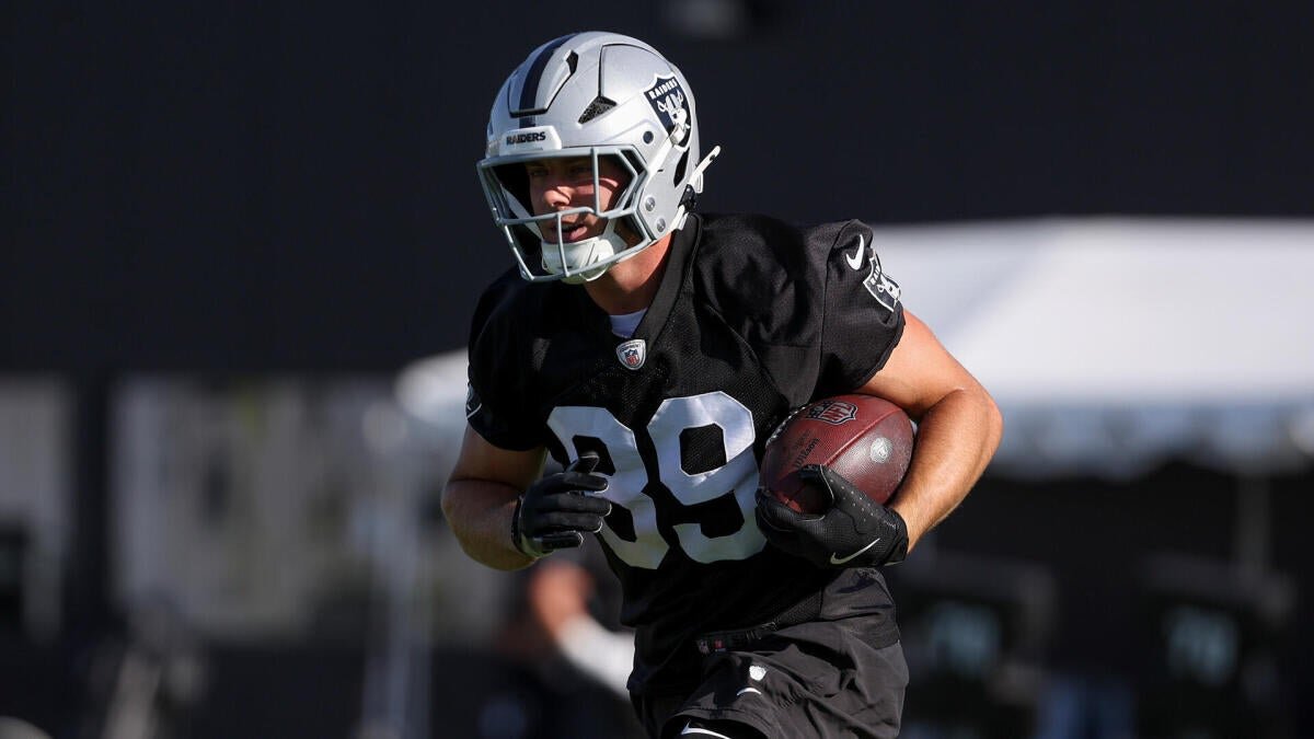 Brock Bowers injury: Raiders TE expected to miss time after having meniscus trim, per report - CBS Sports