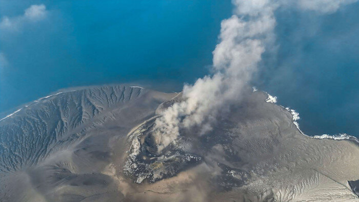 Indonesia shuts airports as volcano erupts - Financial Times
