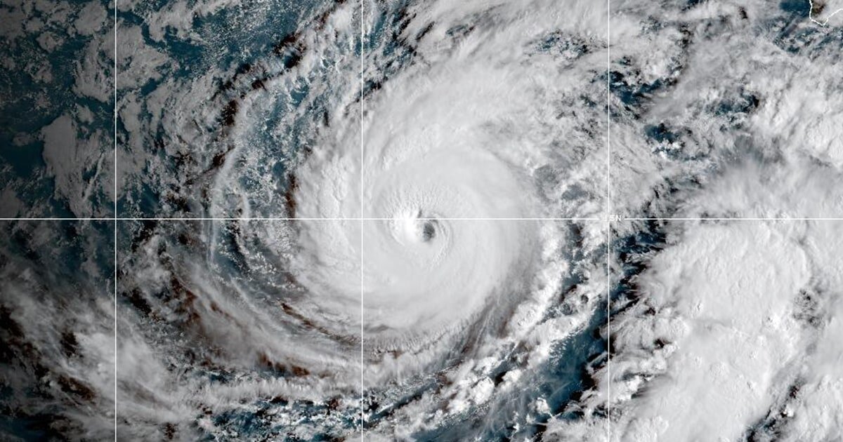 Hurricane Lowell nears Hawaii, prompting warnings for 3 islands - NBC News