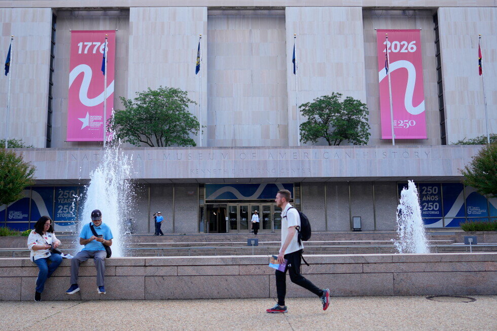 Trump wants the Smithsonian Institution to install George Washington statues and exhibit - AP News