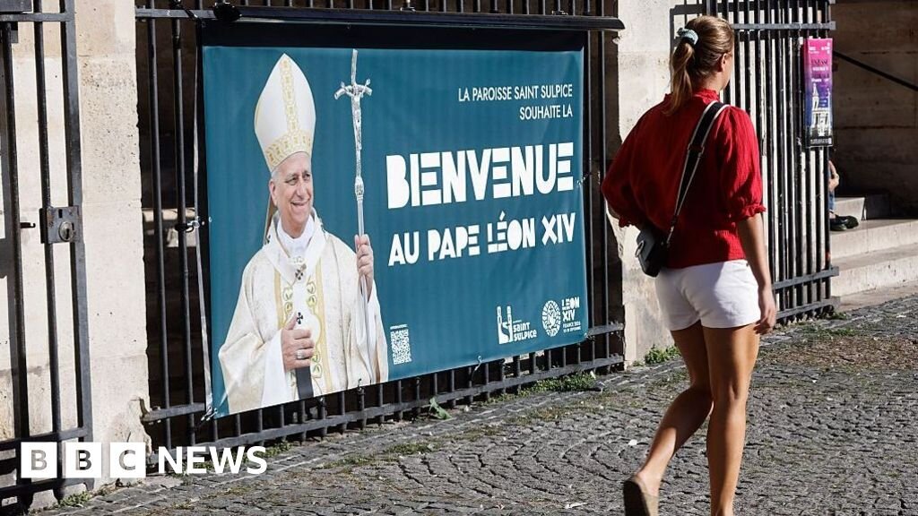 Hundreds of thousands expected in Paris for Pope's visit - BBC