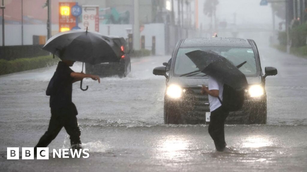 Japan: Four dead as Typhoon Dujuan lashes Tokyo and surrounding areas - BBC