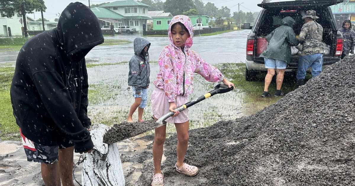 Hurricane Nolo expected to bring heavy rain as it skirts Hawaii’s Big Island - NBC News