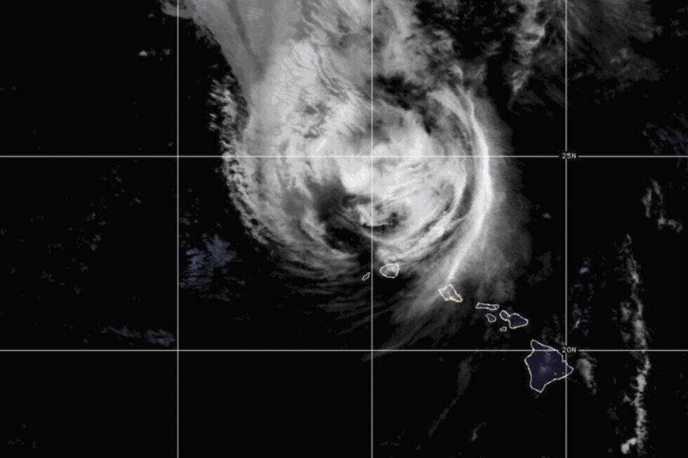 Hawaii's western islands hit by fierce winds from Hurricane Lowell, leaving extensive damage - apnews.com