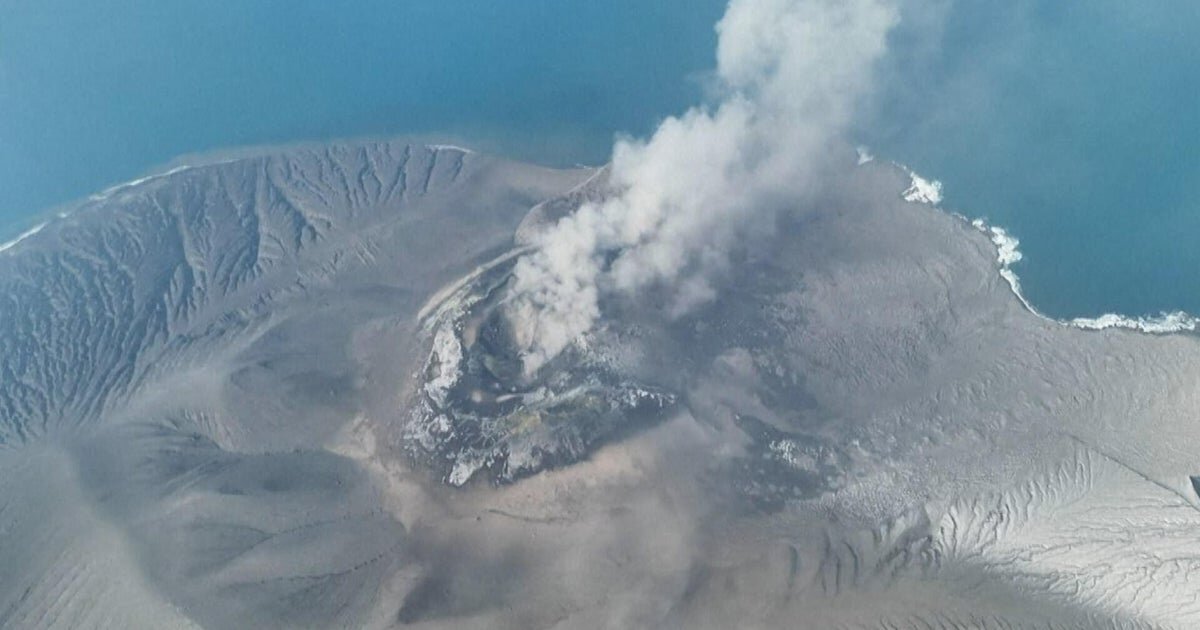 Indonesia volcano eruption cancels hundreds of flights in major airport hub - CBS News