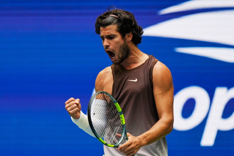 Carlos Alcaraz returns to the US Open with a victory, Aryna Sabalenka also wins her first match - apnews.com