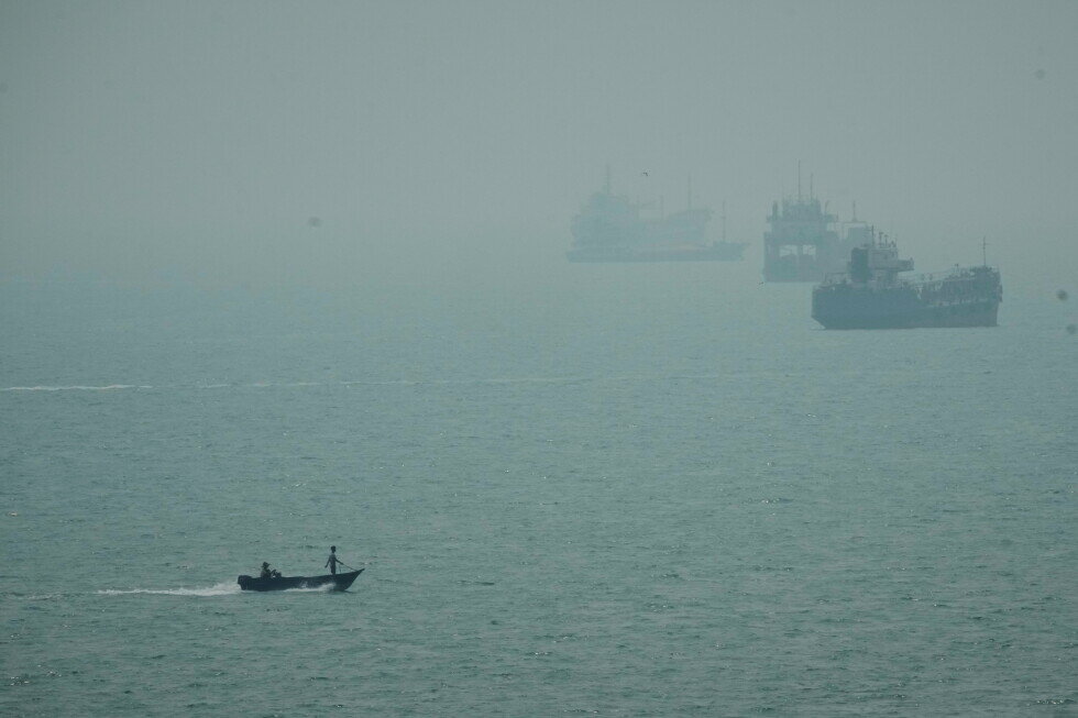 US strikes Iranian tankers after more attempted missile attacks on Navy warship - AP News