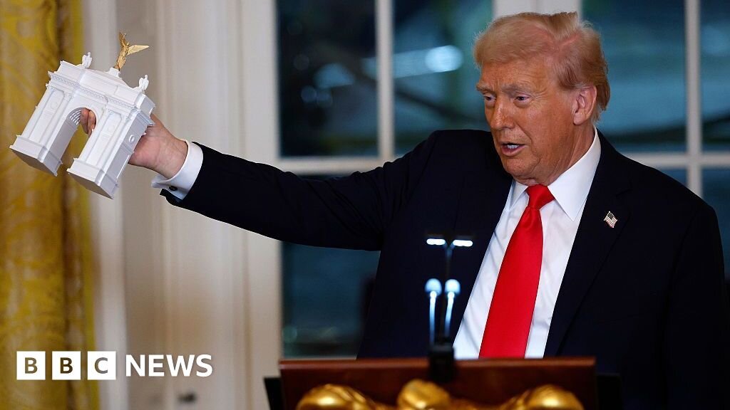Trump says his triumphal arch will become a military ammunition complex - BBC