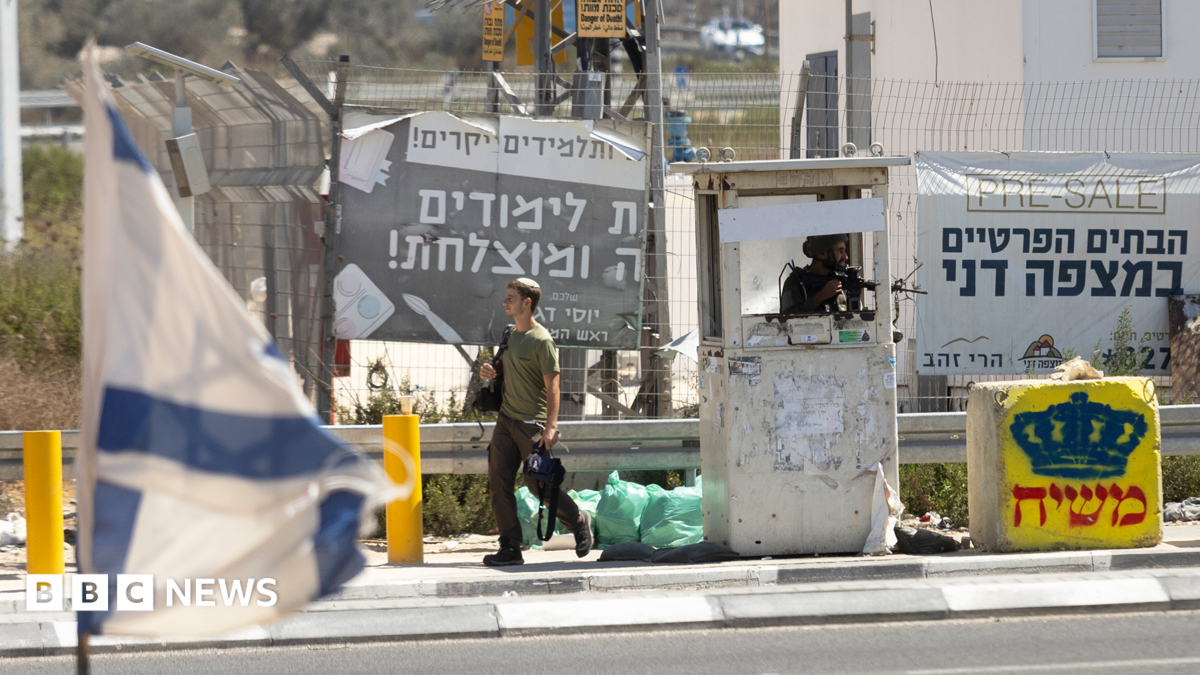 Miliband says UK had to 'call out' Israeli West Bank settlements - BBC