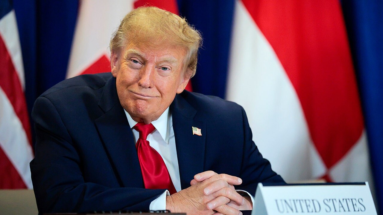 Trump signs executive order rebranding AI as 'Super Intelligence' as tech titans ink separate SI accord - Fox Business