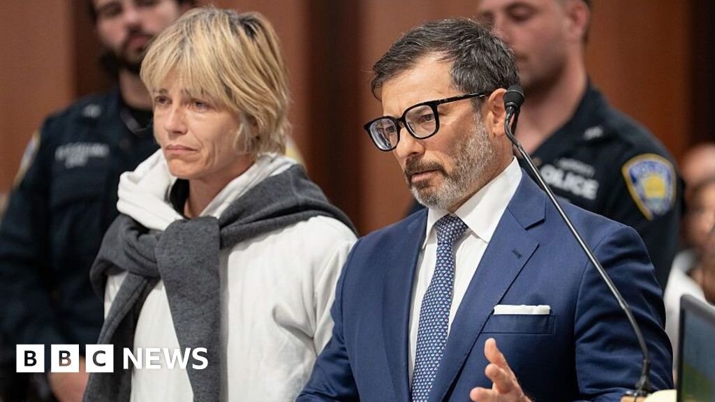 Actress Selma Blair faces charges for kicking nurse and officer after plane incident - BBC