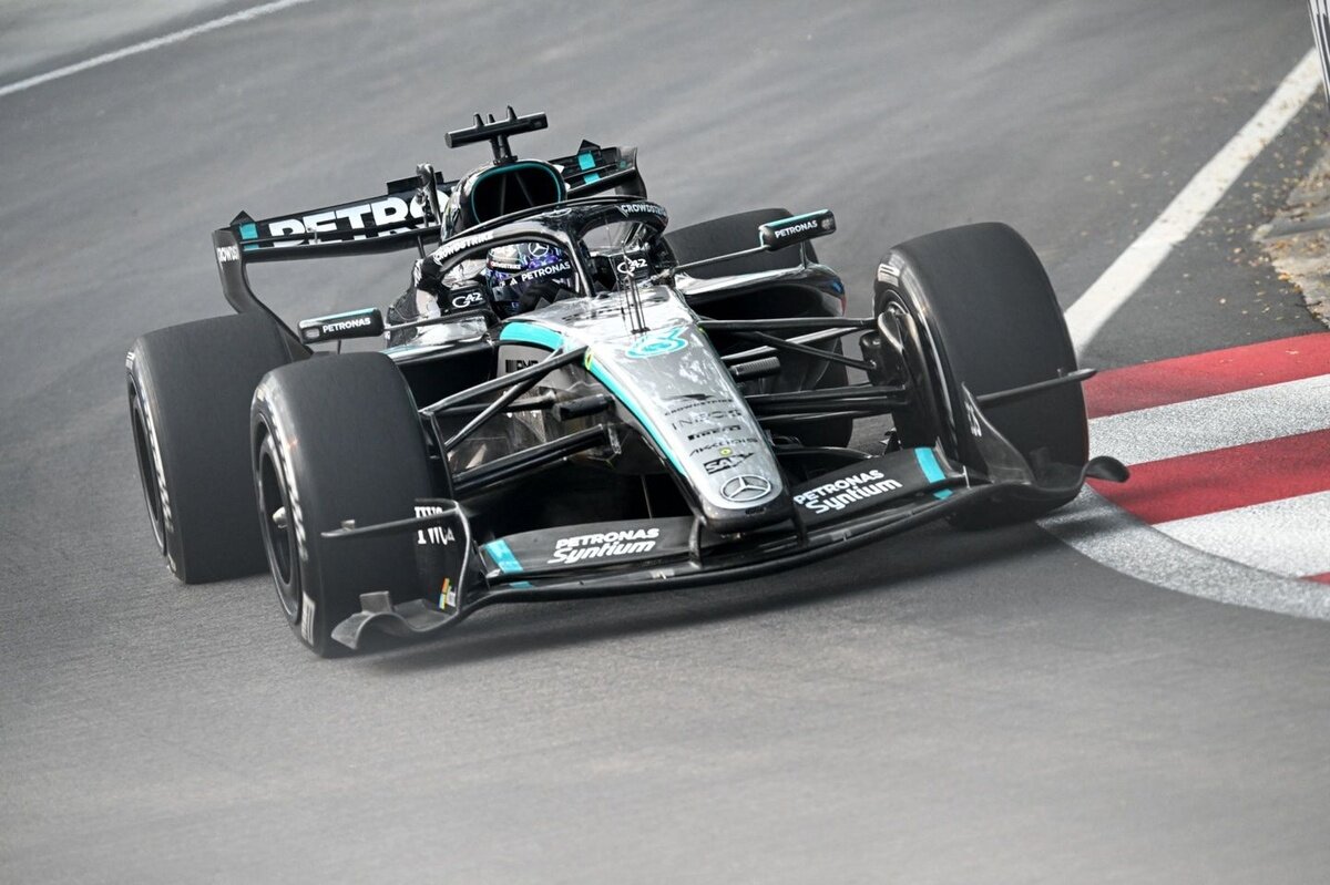 F1 Singapore GP: George Russell on top, Max Verstappen sets impressive lap - Motorsport.com